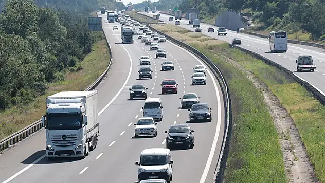 Yollarda tatil dönüşü hareketliliği sürüyor
