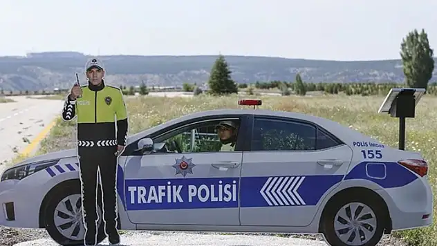 Yollardaki maket polis aracı bakın ne işe yarıyormuş
