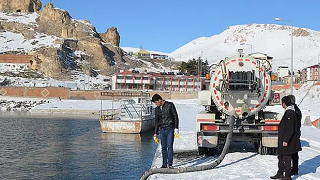 Yolların buzunu Van Gölü'nün sodalı suyu çözüyor