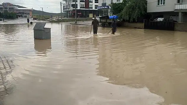 Yolların göle döndüğü Beyşehir'e rekor yağış
