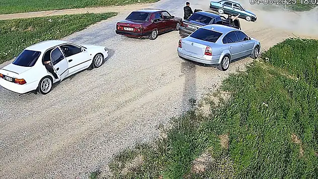 Yolu kapatıp drift attılar, bu da yetmezmiş gibi havaya ateş açtılar