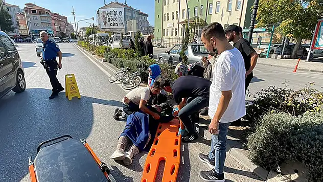 Karaman'da yolun karşı tarafına geçmeye çalışan kadına motosiklet çarptı: 2 yaralı