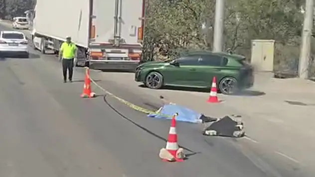 Yolun karşısına geçerken araçların çarptığı yaya can verdi