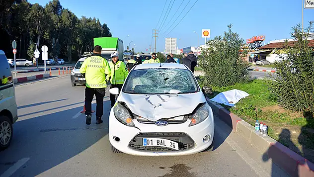 Yolun karşısına geçerken otomobil çarpan yaya öldü

