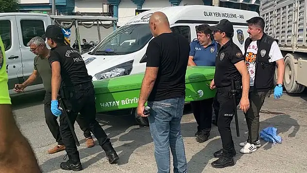 Yolun karşısına geçerken tırın çarptığı kadın hayatını kaybetti