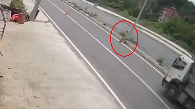 Yolun karşısına geçmek isterken hafriyat kamyonunun çarpmasıyla ağır yaralandı kaza kamerada
