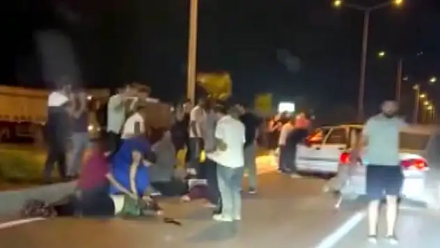 Yolun karşısına geçmeye çalışan yayalara otomobil çarptı: 1 ölü, 1 yaralı
