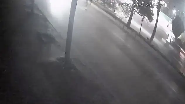 Yolun karşısına geçmeye çalışırken 2 otomobilin altında kalan yaya, hayatını kaybetti
