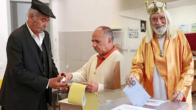 Yöresel kıyafet ve kral kostümüyle oy kullandılar
