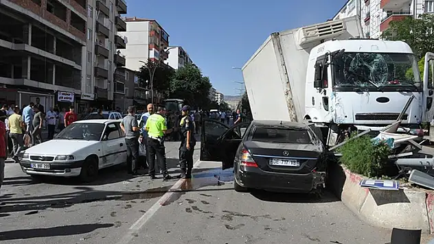 Yozgat'ta freni patlayan kamyon 8 araca çarptı, 3 kişi yaralandı
