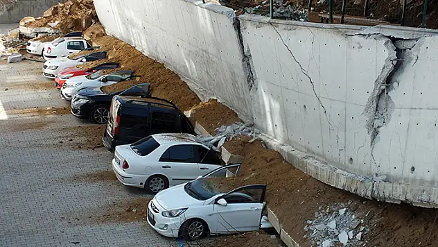 Yozgat'ta istinat duvarı çöktü, 11 otomobil enkaz altında kaldı 
