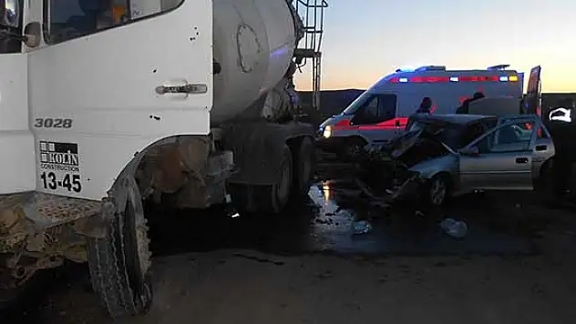 Yozgat'ta otomobil ile kamyon çarpıştı: 4 yaralı