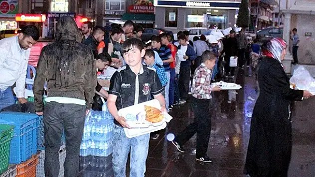 Yozgat'ta yağmur altında iftar yaptılar