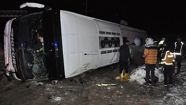 Yozgat'ta yolcu otobüsü devrildi: 1 ölü, 25 yaralı
