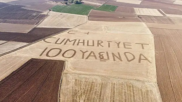 Yozgatlı çiftçi tarlasına 'Cumhuriyet 100 yaşında' yazdı
