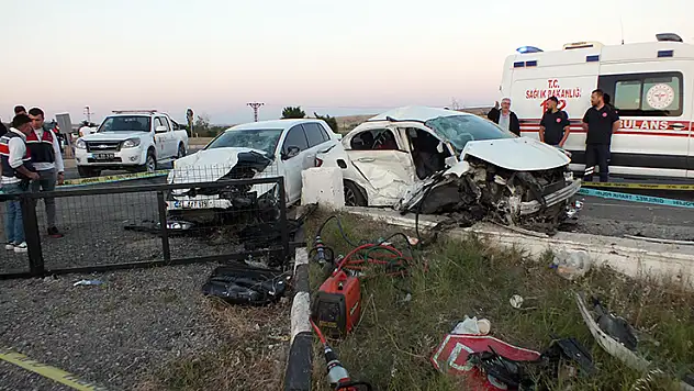 Yozgat'ta iki otomobil çarpıştı 2 ölü, 1 yaralı