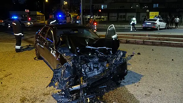 Yozgat'ta iki otomobilin çarpıştığı kazada 6 kişi yaralandı
