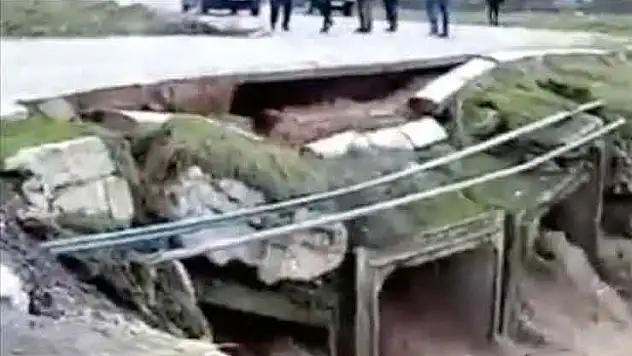 Yozgat'ta sağanak nedeniyle debisi yükselen derenin üzerindeki köprü yıkıldı