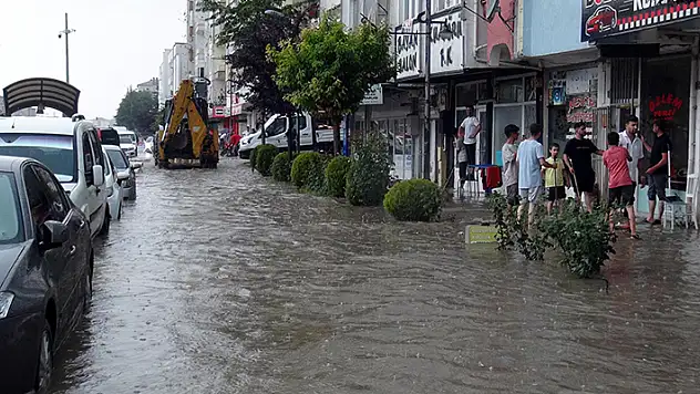 Yozgat'ta şiddetli yağmur caddeleri göle çevirdi
