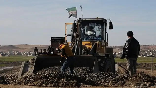 YPG'nin Aynularab'ın Şuyuk beldesinde patlattığı köprüyü halk kendi imkanlarıyla onarıyor