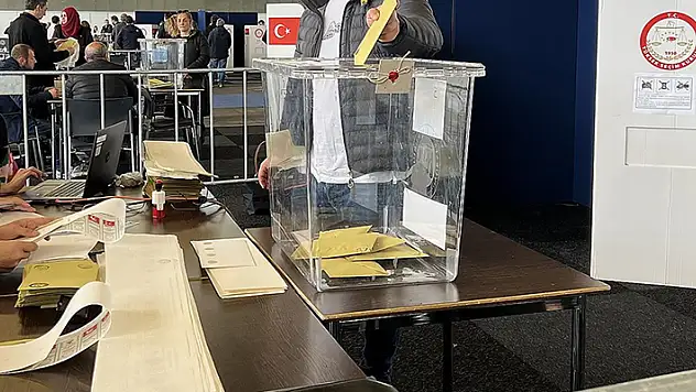 YSK, Avrupa'daki 19 yerde sandık sayılarının artırılmasına karar verdi
