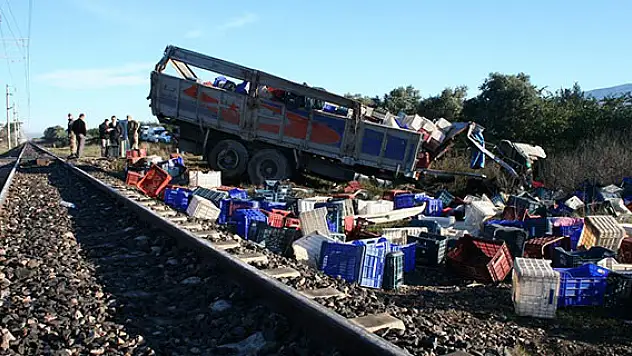 Yük treni ile kamyon çarpıştı: 1 ölü