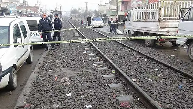 Yük treni yayaya çarptı