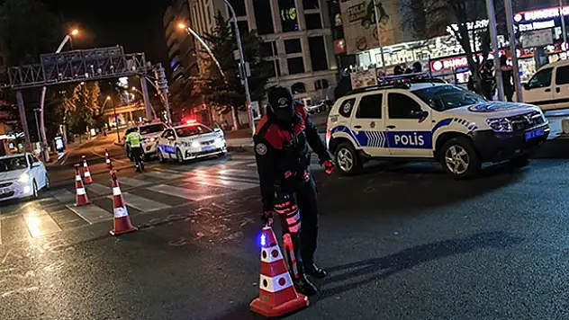 Yüksek ve çok yüksek riskli illerde 32 saat sürecek sokak kısıtlaması başladı