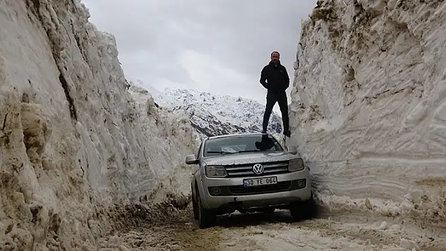 Yüksekova'da 5 metreyi bulan kar tünelleri
