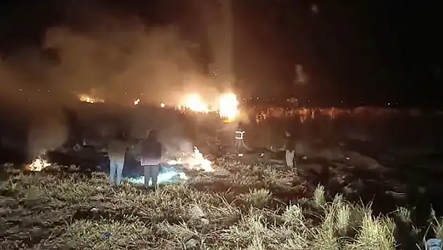 Yüksekova'da, birçok kuş türünün yaşadığı Nehil Sazlığı'ndaki yangın söndürüldü
