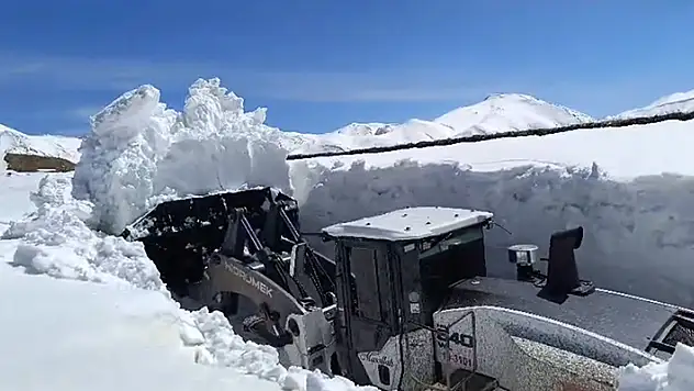 Yüksekova'da kardan kapanan üs bölgelerinin yolları açıldı
