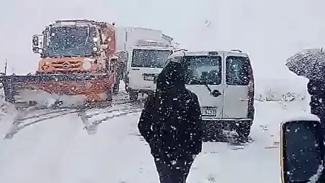 Yüksekova- Şemdinli kara yolunda kara saplanan araçtakiler kurtarıldı

