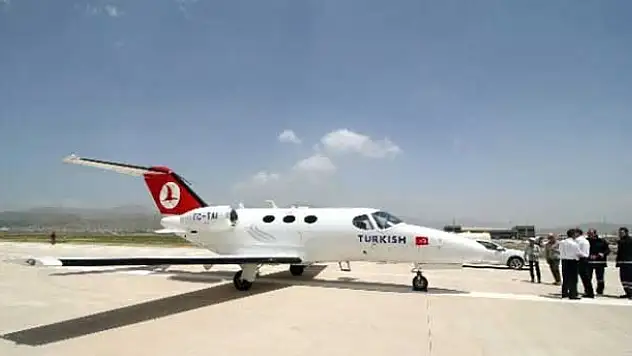 Yüksekova'ya ilk uçak indi