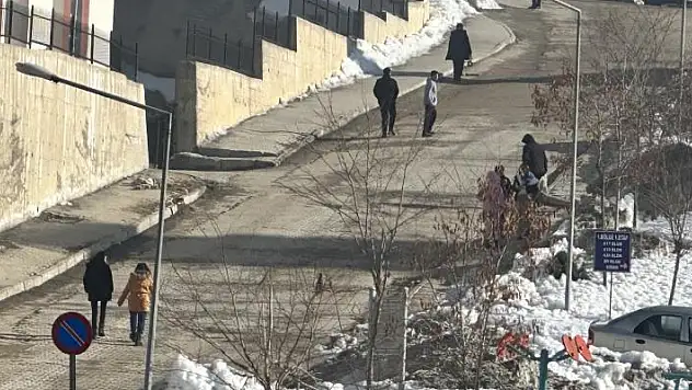Yüksekova'da 4.4 büyüklüğünde deprem korkuttu, vatandaşlar kendini dışarıya attı
