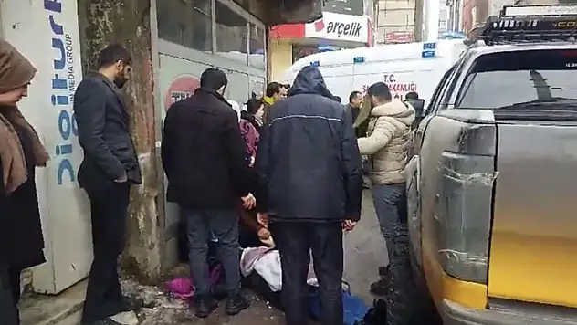 Yüksekova'da başına buz kütlesi düşen kadın yaralandı
