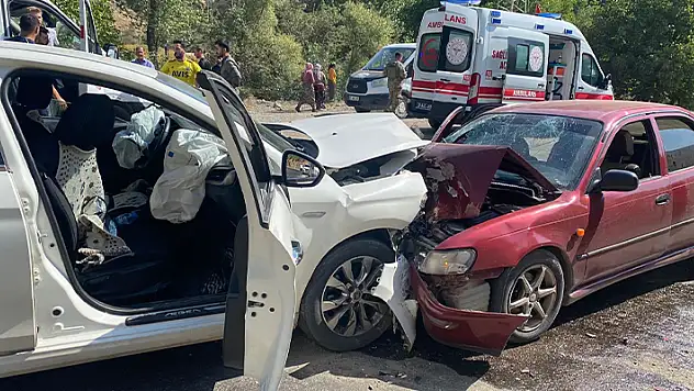 Yüksekova'da otomobil ile cip kafa kafaya çarpıştı: 8 yaralı
