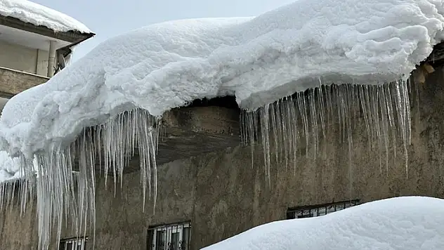 Yüksekova'da Sibirya soğukları çatılarda buz sarkıtları 4 metreyi geçti
