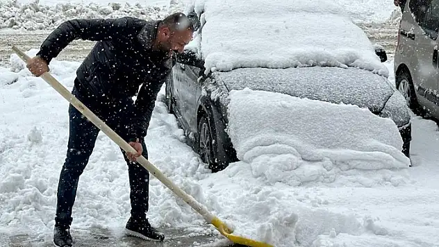 Yüksekova'da tek katlı evler ve araçlar kara gömüldü
