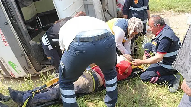 Yunak'da kamyon şarampole devrildi : 2 yaralı