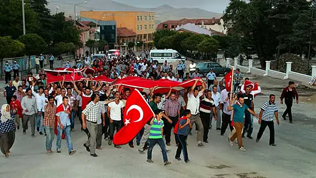 Yunak Halkı Terörü Lanetledi