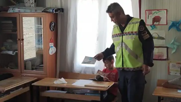 Yunak İlçe Jandarma Komutanlığı'ndan Öğrencilere Trafik Güvenliği Eğitimi