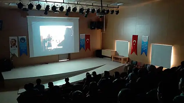 Yunak Kaymakamlığının üniversite öğrencileri için sinema etkinliği