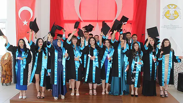 Yunak Meslek Yüksek Okulu'nda mezuniyet coşkusu
