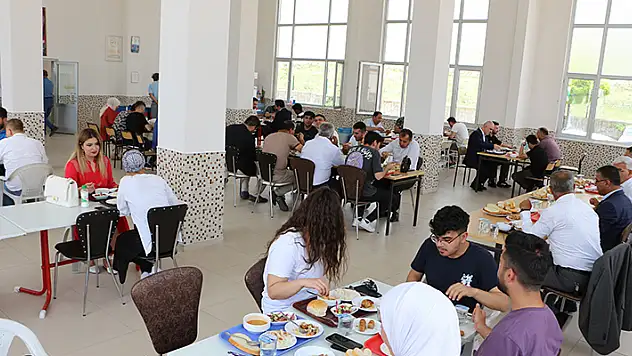 Yunak Meslek Yüksek Okulu öğrencilerine okulda yemek ücretsiz olacak
