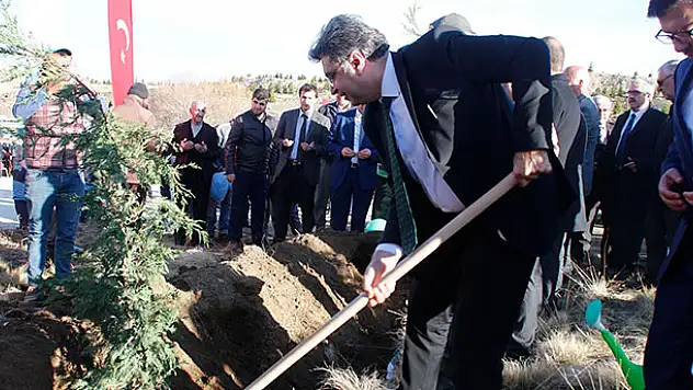 Yunak'ta 2 bin 500 fidan toprakla buluştu