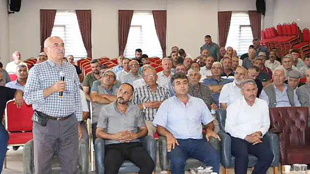 Yunak'ta çiftçiler TARSİM'e şikayetlerini dile getirmek için toplantı düzenlendi
