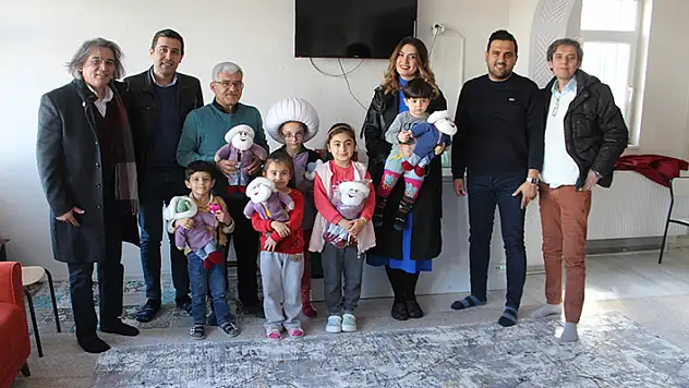 Yunak'ta depremzede çocuğa doğum günü sürprizi
