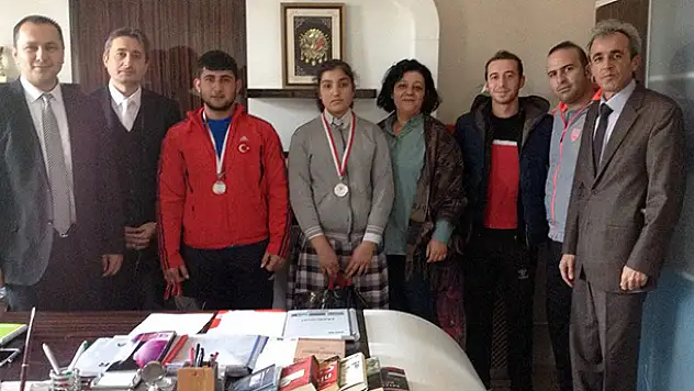 Yunak'ta dereceye giren öğrencilere ödül