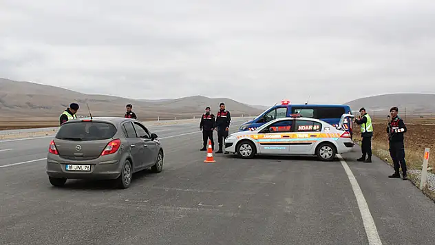 Yunak'ta helikopter destekli trafik denetimi yapıldı
