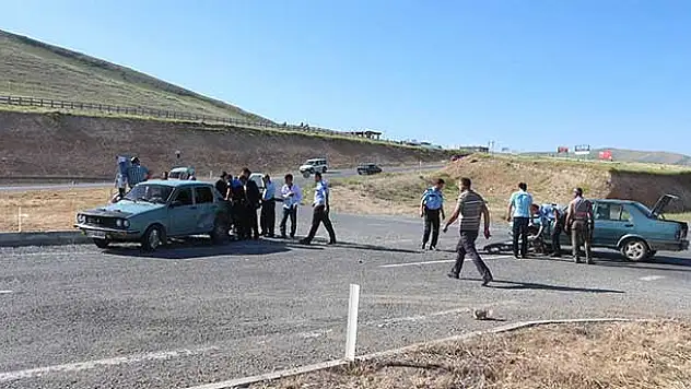 Yunak'ta iki otomobil çarpıştı: 4 yaralı